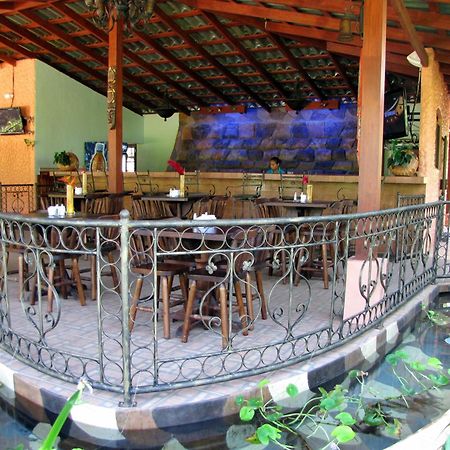 Blue River Resort & Hot Springs ليبيريا المطعم الصورة